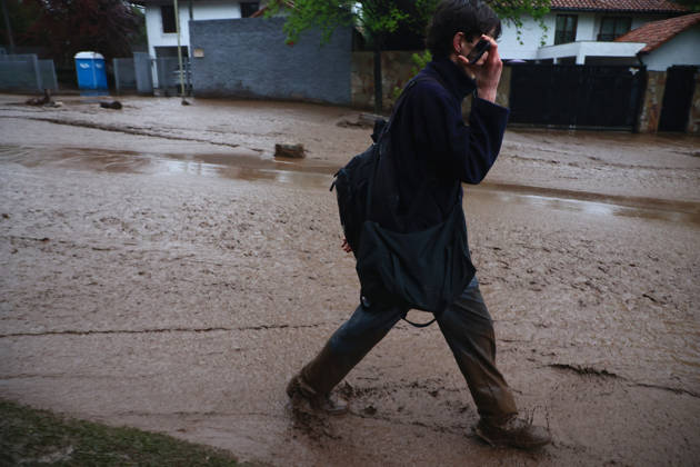 Santiago, October 8, 2026: A mudslide is affecting the area from San Carlos de Apoquindo to Los Dominicos in the Las Condes district, causing widespread damage and sweeping away vehicles and people. Dragomir Yankovic Aton, Chile, Santiago, Chile Aton 1197982 Copyright: DRAGOMIRxYANKOVIC ATONxCHILE