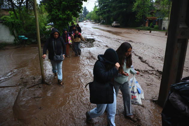 Santiago, October 8, 2026: A mudslide is affecting the area from San Carlos de Apoquindo to Los Dominicos in the Las Condes district, causing widespread damage and sweeping away vehicles and people. Dragomir Yankovic Aton, Chile, Santiago, Chile Aton 1197983 Copyright: DRAGOMIRxYANKOVIC ATONxCHILE