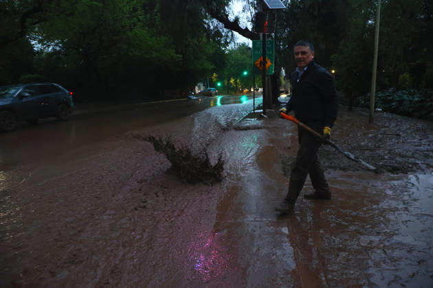 Santiago, October 8, 2026: A mudslide is affecting the area from San Carlos de Apoquindo to Los Dominicos in the Las Condes district, causing widespread damage and sweeping away vehicles and people. Dragomir Yankovic Aton, Chile, Santiago, Chile Aton 1197958 Copyright: DRAGOMIRxYANKOVIC ATONxCHILE