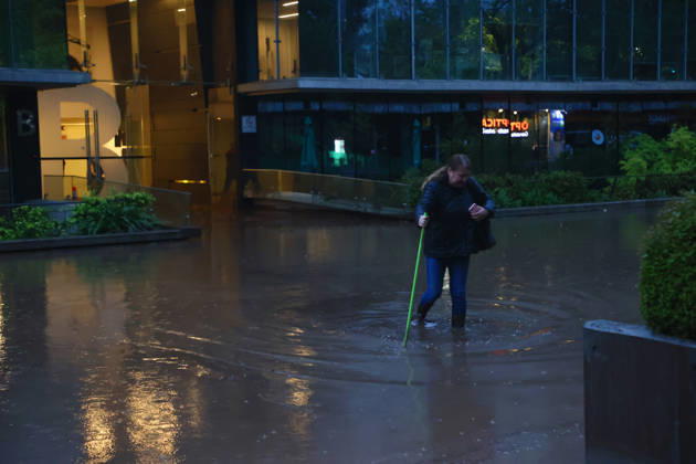 Santiago, October 8, 2026: A mudslide is affecting the area from San Carlos de Apoquindo to Los Dominicos in the Las Condes district, causing widespread damage and sweeping away vehicles and people. Dragomir Yankovic Aton, Chile, Santiago, Chile Aton 1197959 Copyright: DRAGOMIRxYANKOVIC ATONxCHILE
