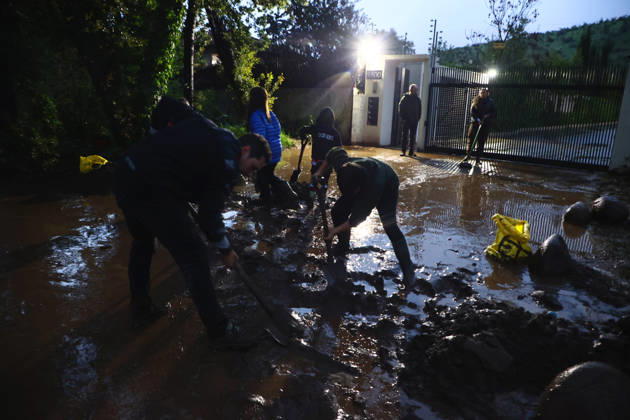 Santiago, October 8, 2026: A mudslide is affecting the area from San Carlos de Apoquindo to Los Dominicos in the Las Condes district, causing widespread damage and sweeping away vehicles and people. Dragomir Yankovic Aton, Chile, Santiago, Chile Aton 1197963 Copyright: DRAGOMIRxYANKOVIC ATONxCHILE