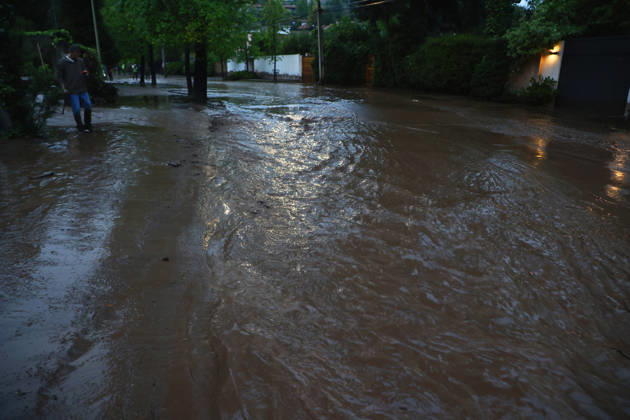 Santiago, October 8, 2026: A mudslide is affecting the area from San Carlos de Apoquindo to Los Dominicos in the Las Condes district, causing widespread damage and sweeping away vehicles and people. Dragomir Yankovic Aton, Chile, Santiago, Chile Aton 1197964 Copyright: DRAGOMIRxYANKOVIC ATONxCHILE