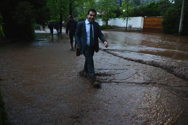 Santiago, October 8, 2026: A mudslide is affecting the area from San Carlos de Apoquindo to Los Dominicos in the Las Condes district, causing widespread damage and sweeping away vehicles and people. Dragomir Yankovic Aton, Chile, Santiago, Chile Aton 1197965 Copyright: DRAGOMIRxYANKOVIC ATONxCHILE