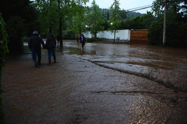 Santiago, October 8, 2026: A mudslide is affecting the area from San Carlos de Apoquindo to Los Dominicos in the Las Condes district, causing widespread damage and sweeping away vehicles and people. Dragomir Yankovic Aton, Chile, Santiago, Chile Aton 1197966 Copyright: DRAGOMIRxYANKOVIC ATONxCHILE