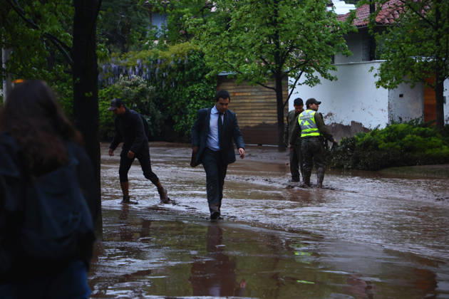 Santiago, October 8, 2026: A mudslide is affecting the area from San Carlos de Apoquindo to Los Dominicos in the Las Condes district, causing widespread damage and sweeping away vehicles and people. Dragomir Yankovic Aton, Chile, Santiago, Chile Aton 1197967 Copyright: DRAGOMIRxYANKOVIC ATONxCHILE