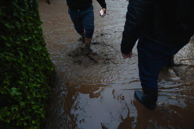 Santiago, October 8, 2026: A mudslide is affecting the area from San Carlos de Apoquindo to Los Dominicos in the Las Condes district, causing widespread damage and sweeping away vehicles and people. Dragomir Yankovic Aton, Chile, Santiago, Chile Aton 1197968 Copyright: DRAGOMIRxYANKOVIC ATONxCHILE