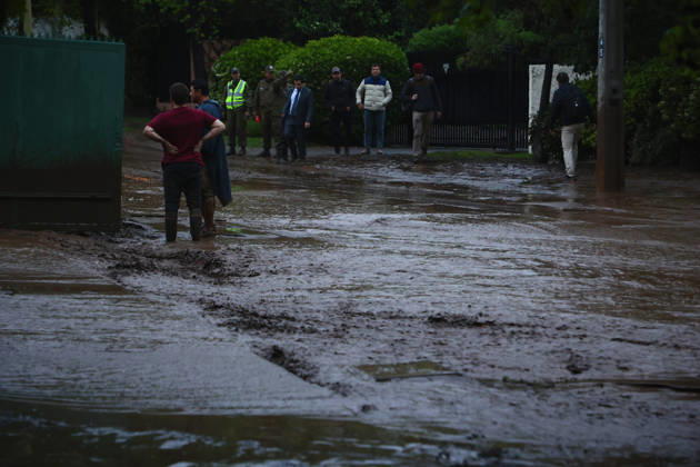 Santiago, October 8, 2026: A mudslide is affecting the area from San Carlos de Apoquindo to Los Dominicos in the Las Condes district, causing widespread damage and sweeping away vehicles and people. Dragomir Yankovic Aton, Chile, Santiago, Chile Aton 1197969 Copyright: DRAGOMIRxYANKOVIC ATONxCHILE