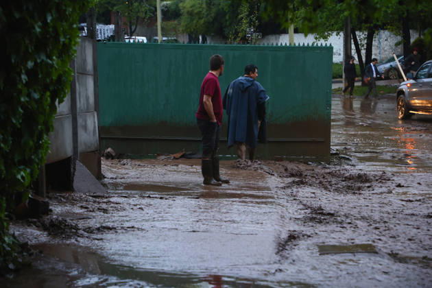Santiago, October 8, 2026: A mudslide is affecting the area from San Carlos de Apoquindo to Los Dominicos in the Las Condes district, causing widespread damage and sweeping away vehicles and people. Dragomir Yankovic Aton, Chile, Santiago, Chile Aton 1197970 Copyright: DRAGOMIRxYANKOVIC ATONxCHILE