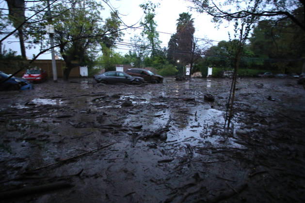 Santiago, October 8, 2026: A mudslide is affecting the area from San Carlos de Apoquindo to Los Dominicos in the Las Condes district, causing widespread damage and sweeping away vehicles and people. Jonnathan Oyarzun Aton Chile, Santiago, Chile Aton 1197986  Copyright: JONNATHANxOYARZUN ATONxCHILE