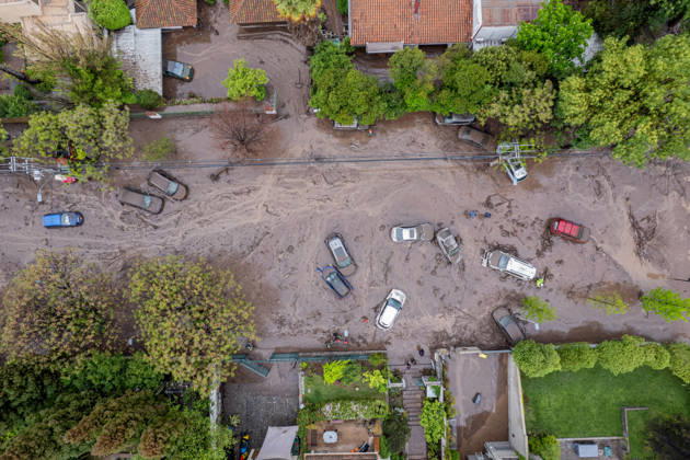 Mudslide hits eastern Santiago, Chile SANTIAGO, CHILE - OCTOBER 8: A barrage of water, mud and stones descended this Thursday afternoon through the San Carlos de Apoquindo sector, a sector in the east of Santiago, and swept away cars and public transport vehicles, in Santiago, Chile, on Thursday, October 8, 2026. Lucas Aguayo Araos Anadolu Santiago Chile. Editorial use only. Please get in touch for any other usage.  Copyright: x2026xAnadoluxLucasxAguayoxAraosx