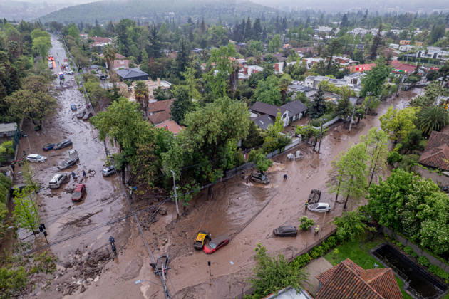 Mudslide hits eastern Santiago, Chile SANTIAGO, CHILE - OCTOBER 8: A barrage of water, mud and stones descended this Thursday afternoon through the San Carlos de Apoquindo sector, a sector in the east of Santiago, and swept away cars and public transport vehicles, in Santiago, Chile, on Thursday, October 8, 2026. Lucas Aguayo Araos Anadolu Santiago Chile. Editorial use only. Please get in touch for any other usage.  Copyright: x2026xAnadoluxLucasxAguayoxAraosx