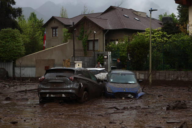 Mudslide hits eastern Santiago, Chile SANTIAGO, CHILE - OCTOBER 8: A barrage of water, mud and stones descended this Thursday afternoon through the San Carlos de Apoquindo sector, a sector in the east of Santiago, and swept away cars and public transport vehicles, in Santiago, Chile, on Thursday, October 8, 2026. Lucas Aguayo Araos Anadolu Santiago Chile. Editorial use only. Please get in touch for any other usage.  Copyright: x2026xAnadoluxLucasxAguayoxAraosx