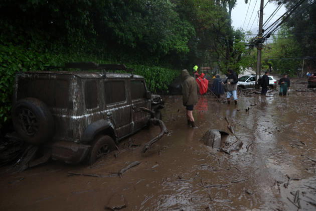 Mudslide hits eastern Santiago, Chile SANTIAGO, CHILE - OCTOBER 8: A barrage of water, mud and stones descended this Thursday afternoon through the San Carlos de Apoquindo sector, a sector in the east of Santiago, and swept away cars and public transport vehicles, in Santiago, Chile, on Thursday, October 8, 2026. Lucas Aguayo Araos Anadolu Santiago Chile. Editorial use only. Please get in touch for any other usage.  Copyright: x2026xAnadoluxLucasxAguayoxAraosx