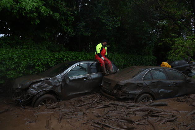 Mudslide hits eastern Santiago, Chile SANTIAGO, CHILE - OCTOBER 8: A barrage of water, mud and stones descended this Thursday afternoon through the San Carlos de Apoquindo sector, a sector in the east of Santiago, and swept away cars and public transport vehicles, in Santiago, Chile, on Thursday, October 8, 2026. Lucas Aguayo Araos Anadolu Santiago Chile. Editorial use only. Please get in touch for any other usage.  Copyright: x2026xAnadoluxLucasxAguayoxAraosx