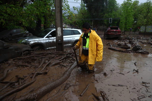 Mudslide hits eastern Santiago, Chile SANTIAGO, CHILE - OCTOBER 8: A barrage of water, mud and stones descended this Thursday afternoon through the San Carlos de Apoquindo sector, a sector in the east of Santiago, and swept away cars and public transport vehicles, in Santiago, Chile, on Thursday, October 8, 2026. Lucas Aguayo Araos Anadolu Santiago Chile. Editorial use only. Please get in touch for any other usage.  Copyright: x2026xAnadoluxLucasxAguayoxAraosx