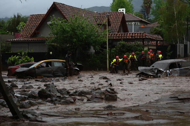 Mudslide hits eastern Santiago, Chile SANTIAGO, CHILE - OCTOBER 8: A barrage of water, mud and stones descended this Thursday afternoon through the San Carlos de Apoquindo sector, a sector in the east of Santiago, and swept away cars and public transport vehicles, in Santiago, Chile, on Thursday, October 8, 2026. Lucas Aguayo Araos Anadolu Santiago Chile. Editorial use only. Please get in touch for any other usage.  Copyright: x2026xAnadoluxLucasxAguayoxAraosx