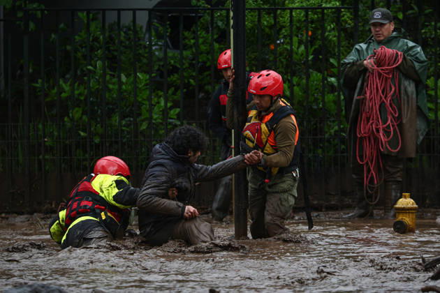Mudslide hits eastern Santiago, Chile SANTIAGO, CHILE - OCTOBER 8: A barrage of water, mud and stones descended this Thursday afternoon through the San Carlos de Apoquindo sector, a sector in the east of Santiago, and swept away cars and public transport vehicles, in Santiago, Chile, on Thursday, October 8, 2026. Lucas Aguayo Araos Anadolu Santiago Chile. Editorial use only. Please get in touch for any other usage.  Copyright: x2026xAnadoluxLucasxAguayoxAraosx