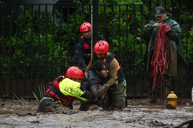 Mudslide hits eastern Santiago, Chile SANTIAGO, CHILE - OCTOBER 8: A barrage of water, mud and stones descended this Thursday afternoon through the San Carlos de Apoquindo sector, a sector in the east of Santiago, and swept away cars and public transport vehicles, in Santiago, Chile, on Thursday, October 8, 2026. Lucas Aguayo Araos Anadolu Santiago Chile. Editorial use only. Please get in touch for any other usage.  Copyright: x2026xAnadoluxLucasxAguayoxAraosx