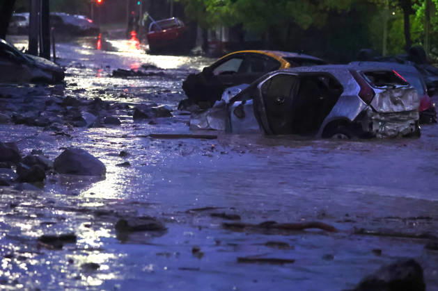 Santiago, October 8, 2026: A mudslide is affecting the area from San Carlos de Apoquindo to Los Dominicos in the Las Condes district, causing widespread damage and sweeping away vehicles and people. Jonnathan Oyarzun Aton, Chile, Santiago, Chile Aton 1197995  Copyright: JONNATHANxOYARZUN ATONxCHILE
