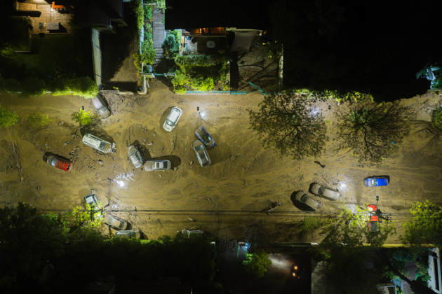 Santiago, October 8, 2026: A mudslide is affecting the area from San Carlos de Apoquindo to Los Dominicos in the Las Condes district, causing widespread damage and sweeping away vehicles and people. Javier Torres, Aton Chile, Santiago, Chile. Aton 1197998  Copyright: JAVIERxTORRES ATONxCHILE