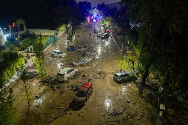 Santiago, October 8, 2026: A mudslide is affecting the area from San Carlos de Apoquindo to Los Dominicos in the Las Condes district, causing widespread damage and sweeping away vehicles and people. Javier Torres, Aton Chile, Santiago, Chile. Aton 1198000  Copyright: JAVIERxTORRES ATONxCHILE