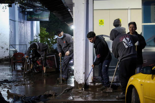 October 8, 2026, Santiago, Chile: The overflowing of canals triggered a mudslide in the Las Condes district, sweeping away vehicles and leaving streets covered in mud after heavy rains hit Santiago. Santiago Chile - ZUMAu105 20261008_zip_u105_002 Copyright: xManuelxUrzuax