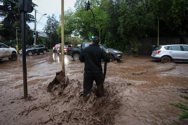 October 8, 2026, Santiago, Chile: The overflowing of canals triggered a mudslide in the Las Condes district, sweeping away vehicles and leaving streets covered in mud after heavy rains hit Santiago. Santiago Chile - ZUMAu105 20261008_zip_u105_006 Copyright: xManuelxUrzuax