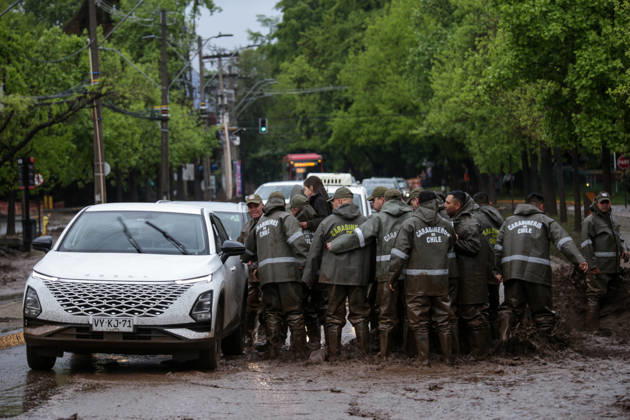 October 8, 2026, Santiago, Chile: The overflowing of canals triggered a mudslide in the Las Condes district, sweeping away vehicles and leaving streets covered in mud after heavy rains hit Santiago. Santiago Chile - ZUMAu105 20261008_zip_u105_012 Copyright: xManuelxUrzuax