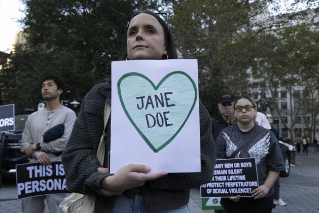 October 8, 2026, New York, New York, USA: A demonstrator holds a sign that reads JANE DOE inside a green heart joining hundreds at a rally in Foley Square outside the New York State Supreme Court building in Lower Manhattan under the banner . StopSexualViolence: From the Frat House to the White House. The protest is one of many rallies and campus walkouts around the country demanding justice for Cornell s Jane Doe. New York USA - ZUMAr174 20261008_znp_r174_024 Copyright: xGinaxMxRandazzox