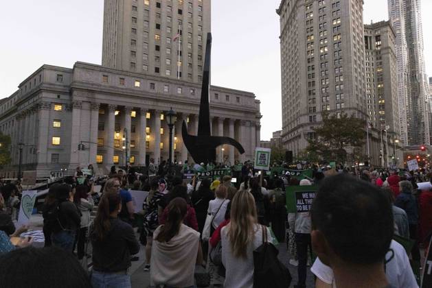 October 8, 2026, New York, New York, USA: Hundreds rally in Foley Square outside the New York State Supreme Court building in Lower Manhattan under the banner . StopSexualViolence: From the Frat House to the White House joining rallies and campus walkouts around the country demanding justice for Cornell s Jane Doe. New York USA - ZUMAr174 20261008_znp_r174_047 Copyright: xGinaxMxRandazzox