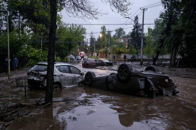 October 8, 2026, Santiago, Chile: The overflowing of canals triggered a mudslide in the Las Condes district, sweeping away vehicles and leaving streets covered in mud after heavy rains hit Santiago. Santiago Chile - ZUMAu105 20261008_zip_u105_009 Copyright: xManuelxUrzuax