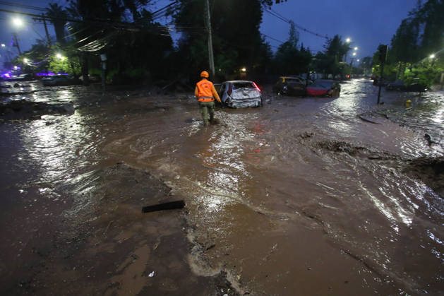 Santiago, October 8, 2026: A mudslide is affecting the area from San Carlos de Apoquindo to Los Dominicos in the Las Condes district, causing widespread damage and sweeping away vehicles and people. Jonnathan Oyarzun Aton Chile, Santiago, Chile Aton 1198021 Copyright: JONNATHANxOYARZUN ATONxCHILE