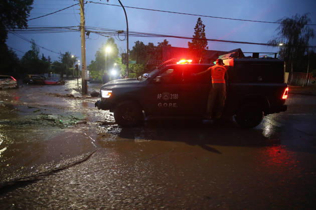 Santiago, October 8, 2026: A mudslide is affecting the area from San Carlos de Apoquindo to Los Dominicos in the Las Condes district, causing widespread damage and sweeping away vehicles and people. Jonnathan Oyarzun Aton, Chile, Santiago, Chile Aton 1198022 Copyright: JONNATHANxOYARZUN ATONxCHILE