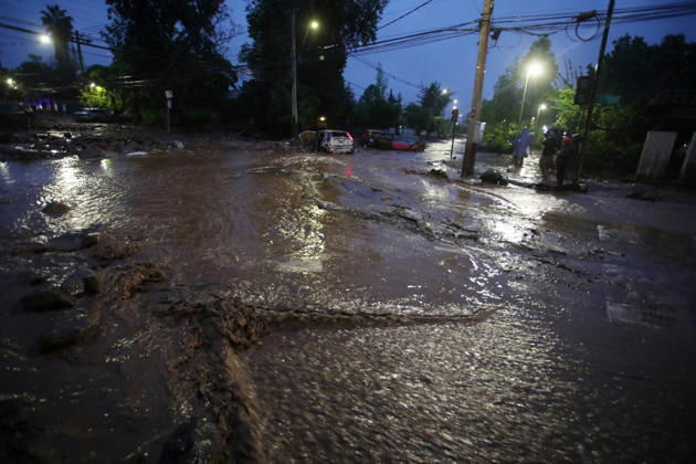 Santiago, October 8, 2026: A mudslide is affecting the area from San Carlos de Apoquindo to Los Dominicos in the Las Condes district, causing widespread damage and sweeping away vehicles and people. Jonnathan Oyarzun Aton Chile, Santiago, Chile Aton 1198023 Copyright: JONNATHANxOYARZUN ATONxCHILE