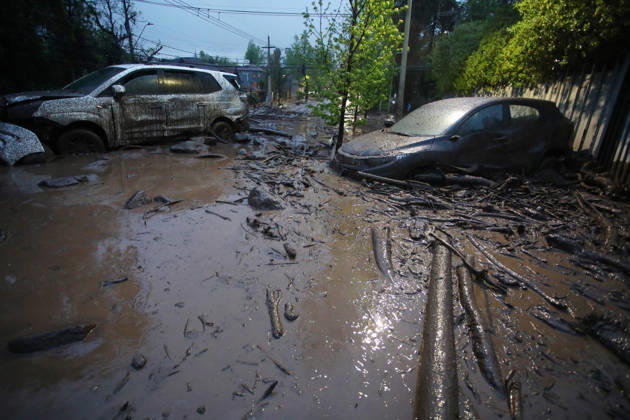 Santiago, October 8, 2026: A mudslide is affecting the area from San Carlos de Apoquindo to Los Dominicos in the Las Condes district, causing widespread damage and sweeping away vehicles and people. Jonnathan Oyarzun Aton Chile, Santiago, Chile Aton 1198024 Copyright: JONNATHANxOYARZUN ATONxCHILE