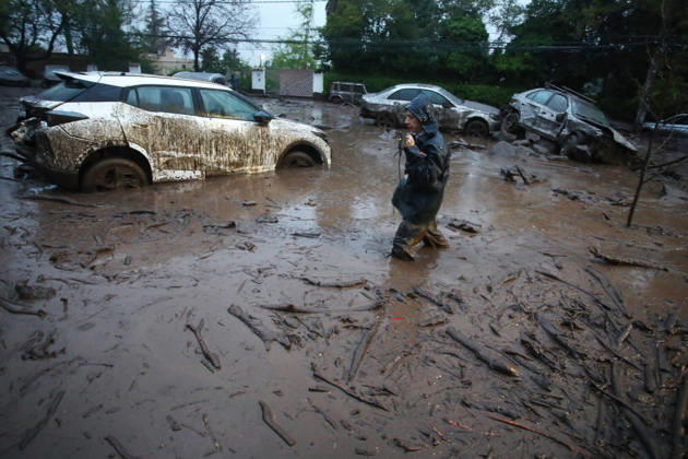Santiago, October 8, 2026: A mudslide is affecting the area from San Carlos de Apoquindo to Los Dominicos in the Las Condes district, causing widespread damage and sweeping away vehicles and people. Jonnathan Oyarzun Aton Chile, Santiago, Chile Aton 1198025 Copyright: JONNATHANxOYARZUN ATONxCHILE