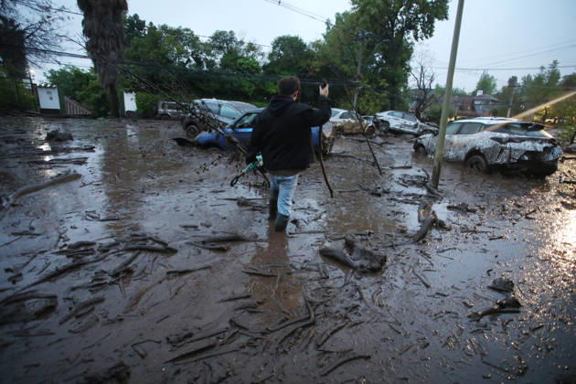 Santiago, October 8, 2026: A mudslide is affecting the area from San Carlos de Apoquindo to Los Dominicos in the Las Condes district, causing widespread damage and sweeping away vehicles and people. Jonnathan Oyarzun Aton, Chile, Santiago, Chile Aton 1198027 Copyright: JONNATHANxOYARZUN ATONxCHILE