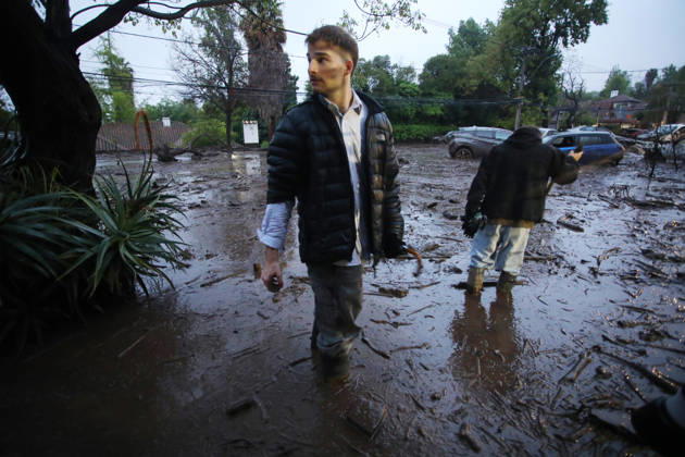 Santiago, October 8, 2026: A mudslide is affecting the area from San Carlos de Apoquindo to Los Dominicos in the Las Condes district, causing widespread damage and sweeping away vehicles and people. Jonnathan Oyarzun Aton, Chile, Santiago, Chile Aton 1198028 Copyright: JONNATHANxOYARZUN ATONxCHILE