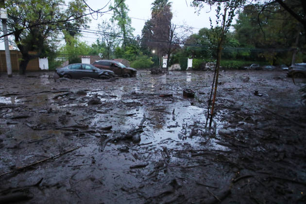 Santiago, October 8, 2026: A mudslide is affecting the area from San Carlos de Apoquindo to Los Dominicos in the Las Condes district, causing widespread damage and sweeping away vehicles and people. Jonnathan Oyarzun Aton Chile, Santiago, Chile Aton 1198029 Copyright: JONNATHANxOYARZUN ATONxCHILE