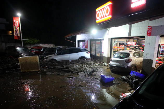 Santiago, October 8, 2026: A mudslide is affecting the area from San Carlos de Apoquindo to Los Dominicos in the Las Condes district, causing widespread damage and sweeping away vehicles and people. Jonnathan Oyarzun Aton Chile, Santiago, Chile Aton 1198015 Copyright: JONNATHANxOYARZUN ATONxCHILE