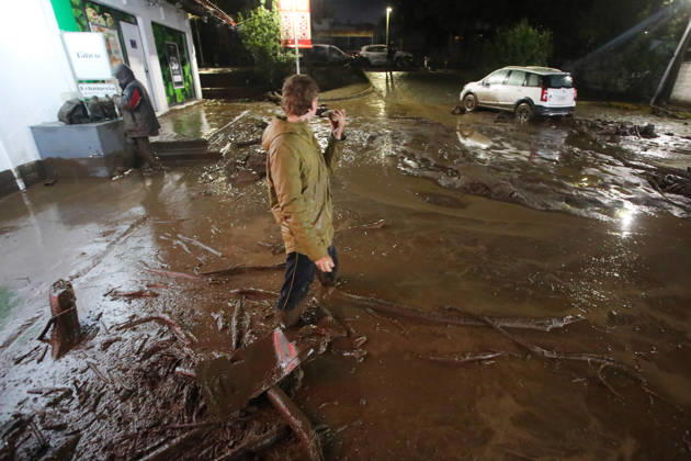 Santiago, October 8, 2026: A mudslide is affecting the area from San Carlos de Apoquindo to Los Dominicos in the Las Condes district, causing widespread damage and sweeping away vehicles and people. Jonnathan Oyarzun Aton, Chile, Santiago, Chile Aton 1198016 Copyright: JONNATHANxOYARZUN ATONxCHILE