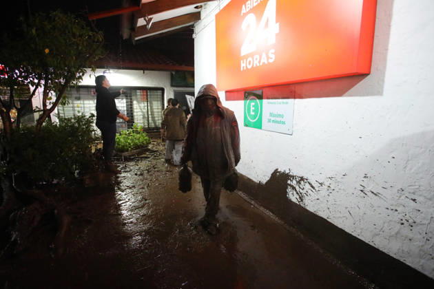 Santiago, October 8, 2026: A mudslide is affecting the area from San Carlos de Apoquindo to Los Dominicos in the Las Condes district, causing widespread damage and sweeping away vehicles and people. Jonnathan Oyarzun Aton, Chile, Santiago, Chile Aton 1198017 Copyright: JONNATHANxOYARZUN ATONxCHILE
