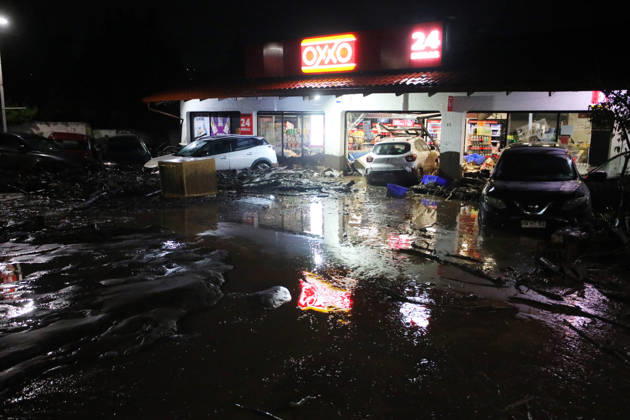 Santiago, October 8, 2026: A mudslide is affecting the area from San Carlos de Apoquindo to Los Dominicos in the Las Condes district, causing widespread damage and sweeping away vehicles and people. Jonnathan Oyarzun Aton Chile, Santiago, Chile Aton 1198018 Copyright: JONNATHANxOYARZUN ATONxCHILE