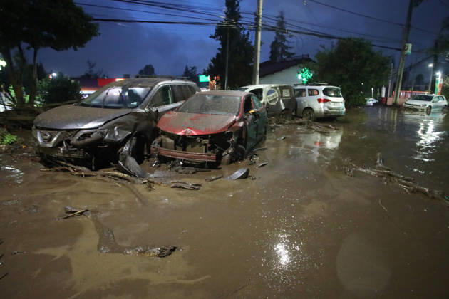 Santiago, October 8, 2026: A mudslide is affecting the area from San Carlos de Apoquindo to Los Dominicos in the Las Condes district, causing widespread damage and sweeping away vehicles and people. Jonnathan Oyarzun Aton Chile, Santiago, Chile Aton 1198019 Copyright: JONNATHANxOYARZUN ATONxCHILE