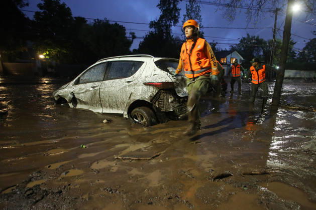 Santiago, October 8, 2026: A mudslide is affecting the area from San Carlos de Apoquindo to Los Dominicos in the Las Condes district, causing widespread damage and sweeping away vehicles and people. Jonnathan Oyarzun Aton Chile, Santiago, Chile Aton 1198020 Copyright: JONNATHANxOYARZUN ATONxCHILE