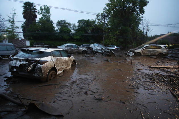 Santiago, October 8, 2026: A mudslide is affecting the area from San Carlos de Apoquindo to Los Dominicos in the Las Condes district, causing widespread damage and sweeping away vehicles and people. Jonnathan Oyarzun Aton Chile, Santiago, Chile Aton 1198026 Copyright: JONNATHANxOYARZUN ATONxCHILE