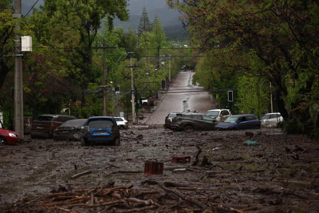 Chile declares yellow alert for Santiago region over heavy rainfall SANTIAGO, CHILE - OCTOBER 8: A barrage of water, mud and stones descended this Thursday afternoon through the San Carlos de Apoquindo sector, a sector in the east of Santiago, and swept away cars and public transport vehicles, in Santiago, Chile, on Thursday, October 8, 2026. Chilean authorities declared a yellow alert for the Santiago Metropolitan Region on Tuesday due to intense rainfall, flooding and the activation of ravines, according to the National Service for Disaster Prevention and Response (SENAPRED). Lucas Aguayo Araos Anadolu Santiago Chile. Editorial use only. Please get in touch for any other usage.  Copyright: x2026xAnadoluxLucasxAguayoxAraosx