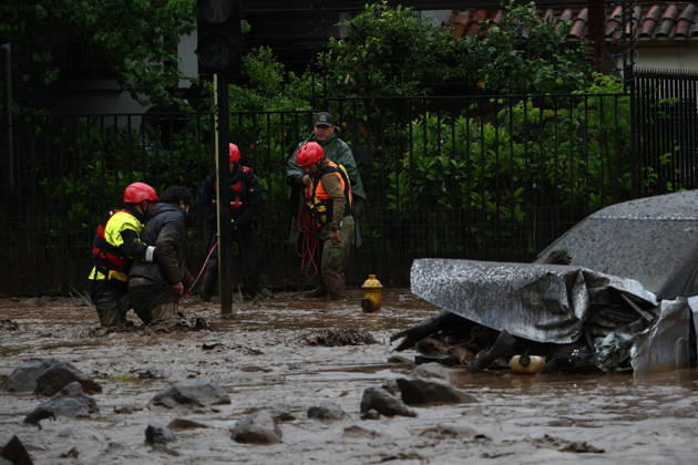 Chile declares yellow alert for Santiago region over heavy rainfall SANTIAGO, CHILE - OCTOBER 8: A barrage of water, mud and stones descended this Thursday afternoon through the San Carlos de Apoquindo sector, a sector in the east of Santiago, and swept away cars and public transport vehicles, in Santiago, Chile, on Thursday, October 8, 2026. Chilean authorities declared a yellow alert for the Santiago Metropolitan Region on Tuesday due to intense rainfall, flooding and the activation of ravines, according to the National Service for Disaster Prevention and Response (SENAPRED). Lucas Aguayo Araos Anadolu Santiago Chile. Editorial use only. Please get in touch for any other usage. Copyright: x2026xAnadoluxLucasxAguayoxAraosx