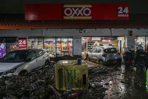 Chile declares yellow alert for Santiago region over heavy rainfall SANTIAGO, CHILE - OCTOBER 8: A barrage of water, mud and stones descended this Thursday afternoon through the San Carlos de Apoquindo sector, a sector in the east of Santiago, and swept away cars and public transport vehicles, in Santiago, Chile, on Thursday, October 8, 2026. Chilean authorities declared a yellow alert for the Santiago Metropolitan Region on Tuesday due to intense rainfall, flooding and the activation of ravines, according to the National Service for Disaster Prevention and Response (SENAPRED). Lucas Aguayo Araos Anadolu Santiago Chile. Editorial use only. Please get in touch for any other usage.  Copyright: x2026xAnadoluxLucasxAguayoxAraosx