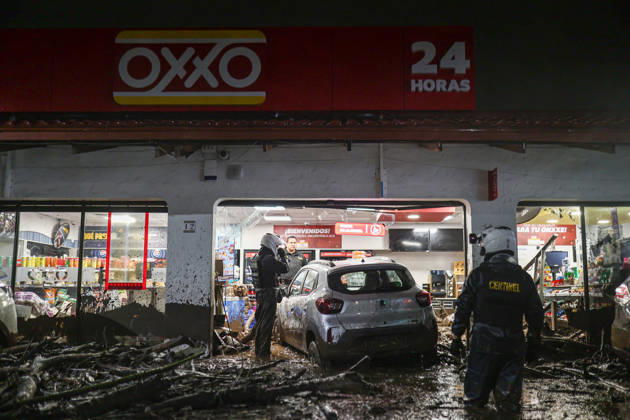 Chile declares yellow alert for Santiago region over heavy rainfall SANTIAGO, CHILE - OCTOBER 8: A barrage of water, mud and stones descended this Thursday afternoon through the San Carlos de Apoquindo sector, a sector in the east of Santiago, and swept away cars and public transport vehicles, in Santiago, Chile, on Thursday, October 8, 2026. Chilean authorities declared a yellow alert for the Santiago Metropolitan Region on Tuesday due to intense rainfall, flooding and the activation of ravines, according to the National Service for Disaster Prevention and Response (SENAPRED). Lucas Aguayo Araos Anadolu Santiago Chile. Editorial use only. Please get in touch for any other usage.  Copyright: x2026xAnadoluxLucasxAguayoxAraosx